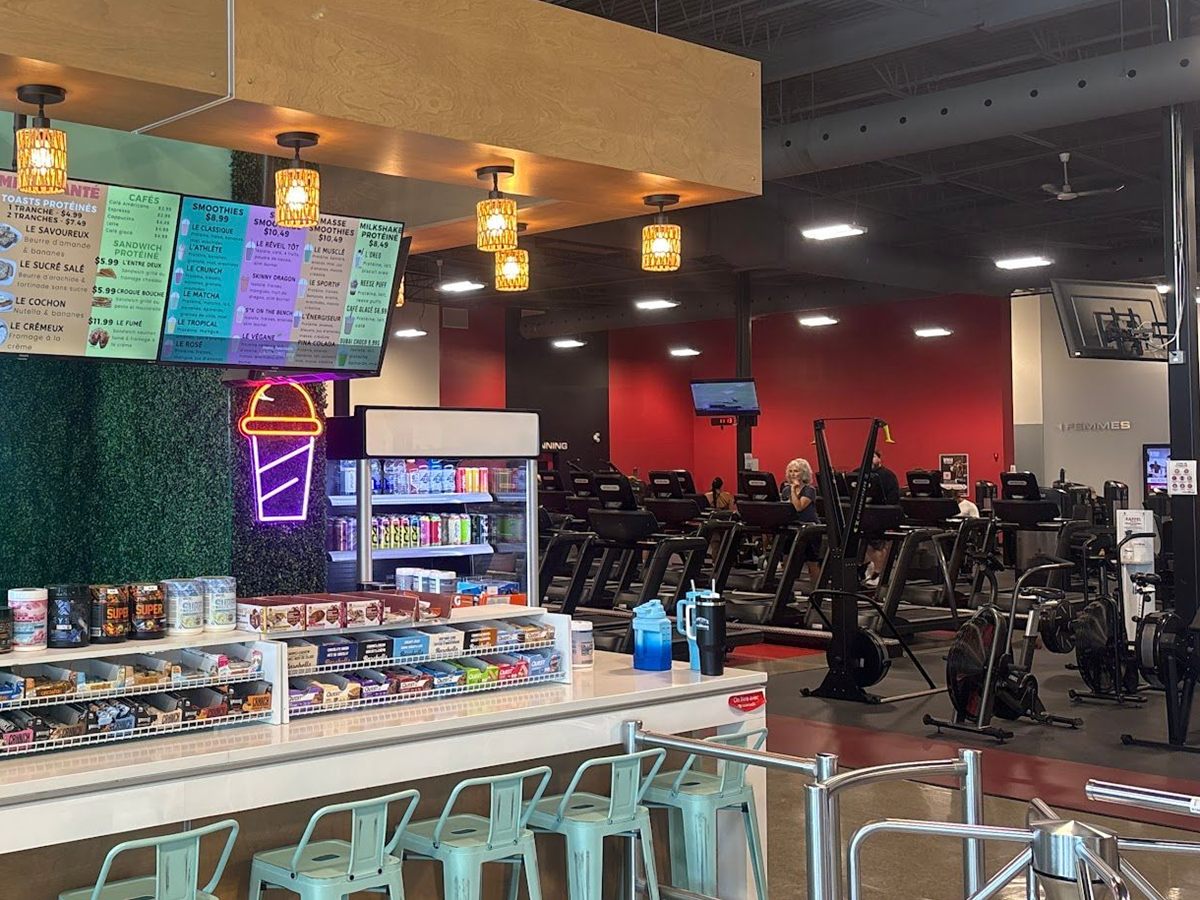 Station Santé counter inside a World Gym