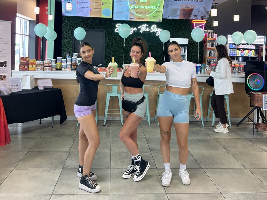 Customers with their smoothies at the Station Santé counter